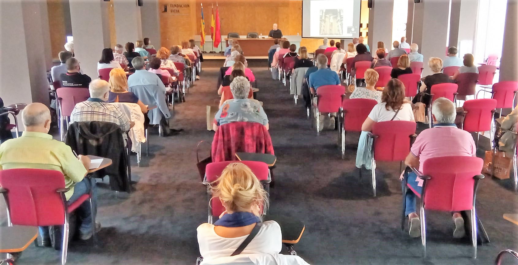 La sede de la UNED en Elda comienza las clases del nuevo curso de manera presencial con una gran asistencia de alumnos y alumnas