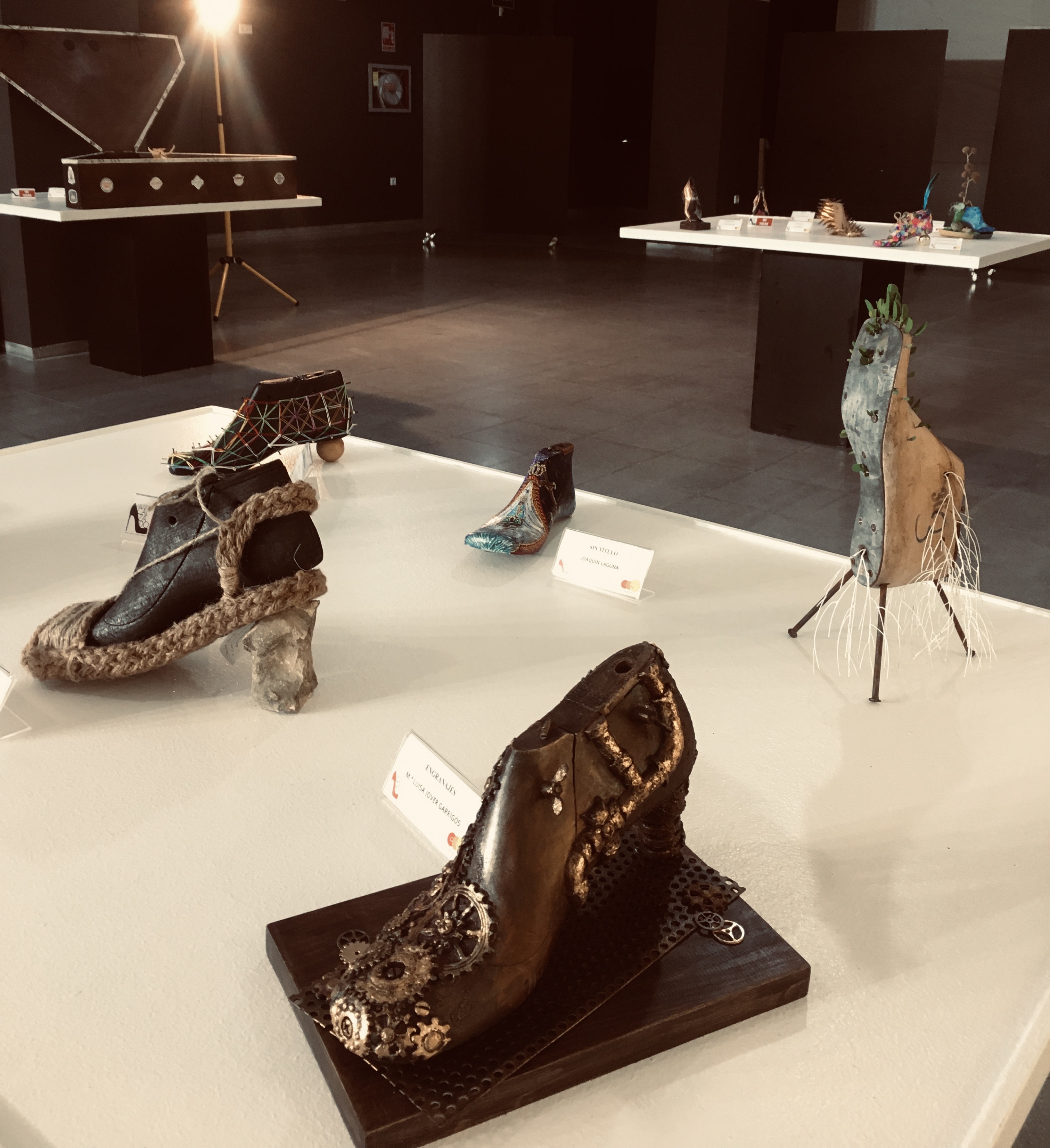 El Museo del Calzado de Elda ofrece una exposición que reúne  cerca de 70 hormas convertidas en obras de arte