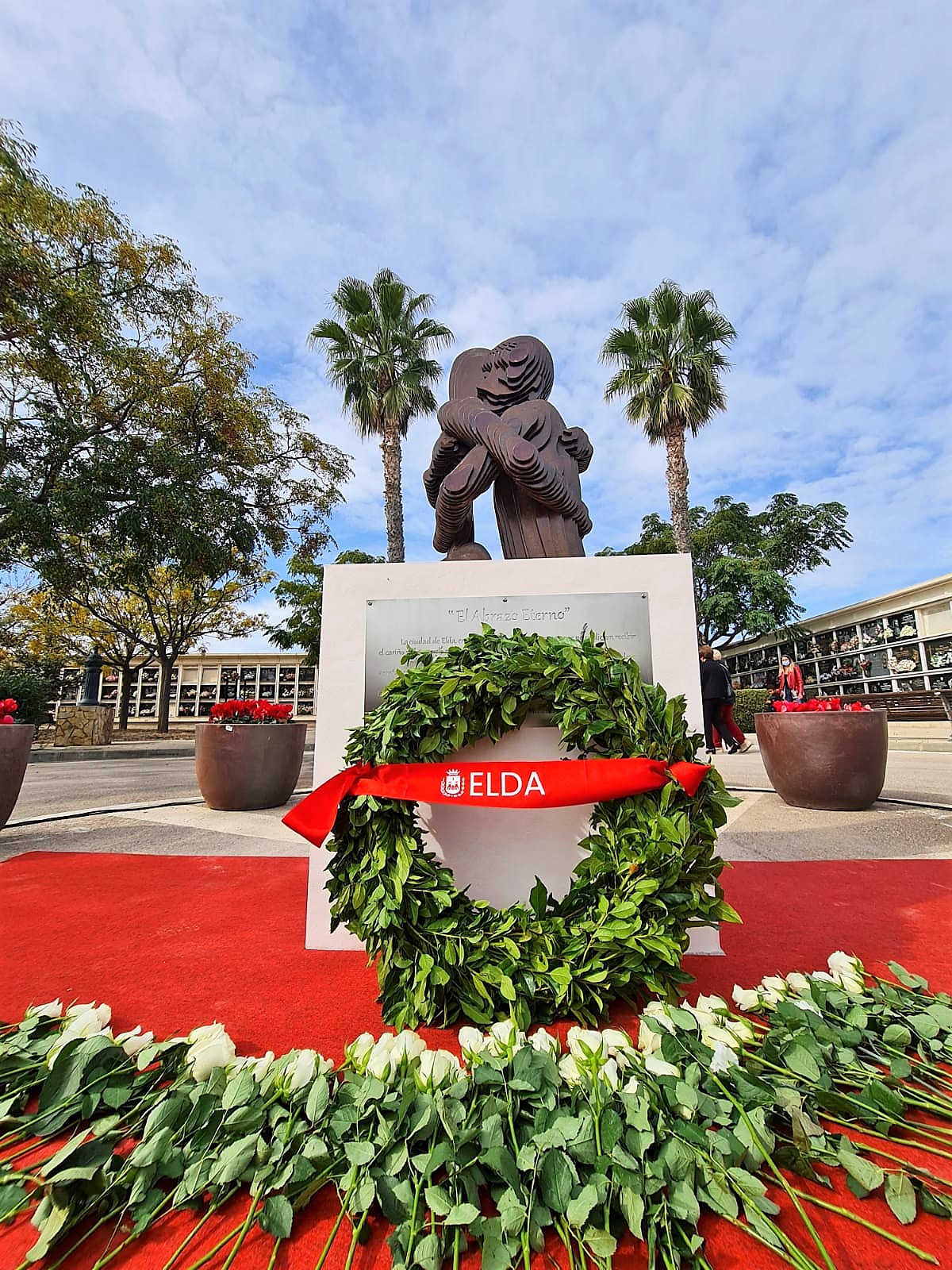 La escultura ‘El Abrazo Eterno’ homenajea desde hoy a las víctimas eldenses del Covid-19 y a las familias que no pudieron despedirse de ellas