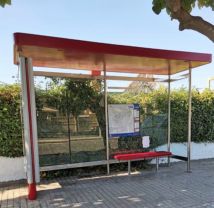 El Ayuntamiento de Elda inicia la renovación de toda la señalización vertical, identificadores de calles y mobiliario urbano de la ciudad