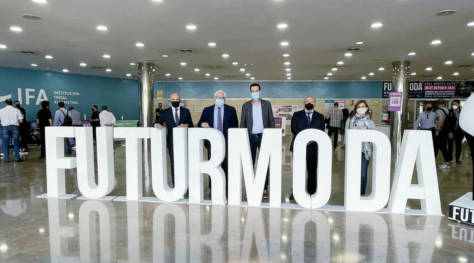 El alcalde Rubén Alfaro visita Futurmoda para apoyar a las empresas de Elda que participan en la feria de la industrial auxiliar del calzado