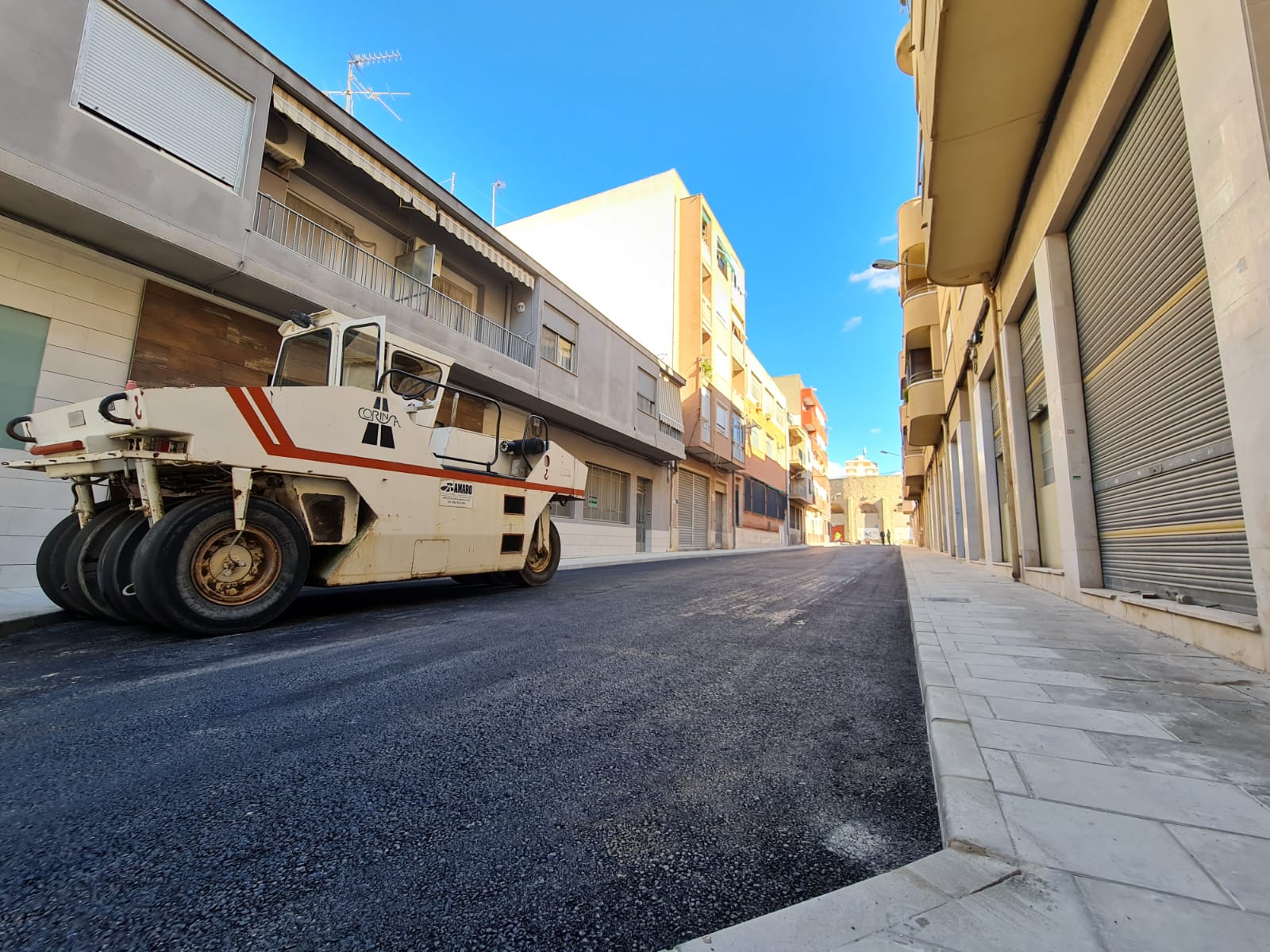 El Ayuntamiento de Elda finaliza los trabajos de renovación del asfalto y mejora de la accesibilidad en la calle Aparadoras