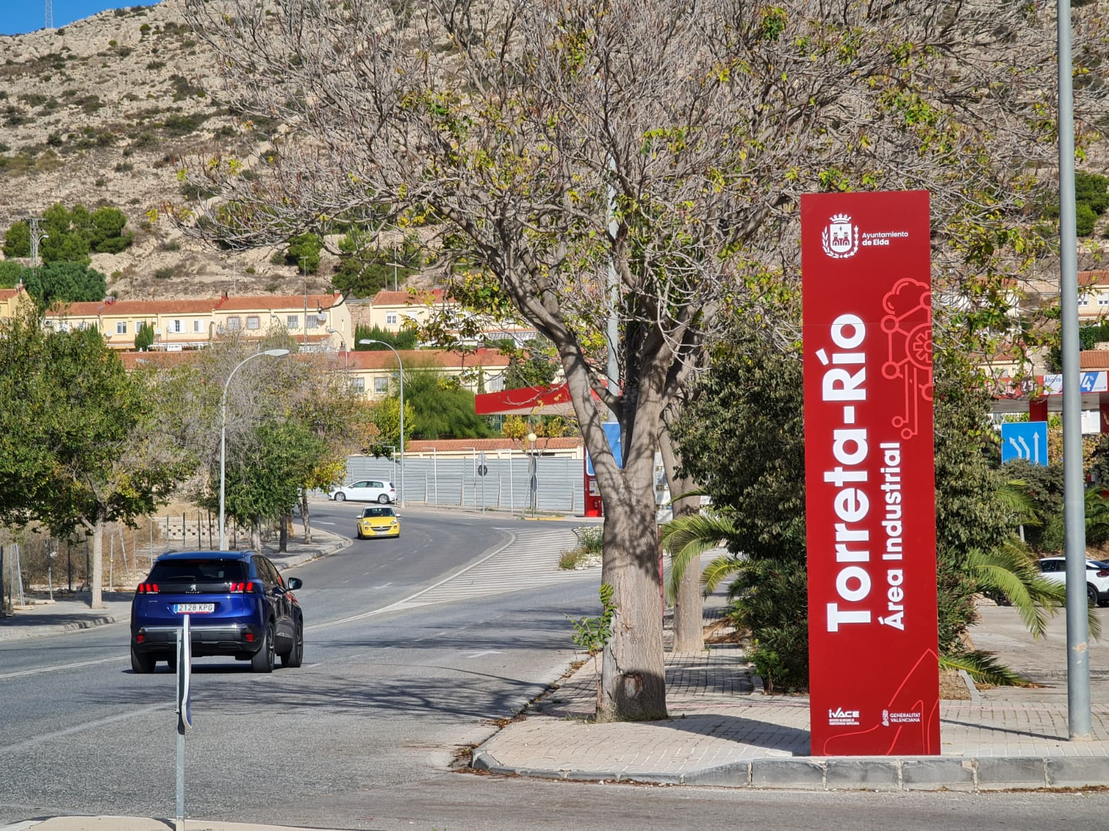 El Ayuntamiento de Elda concluye la modernización y renovación de la señalización vertical de los tres polígonos industriales
