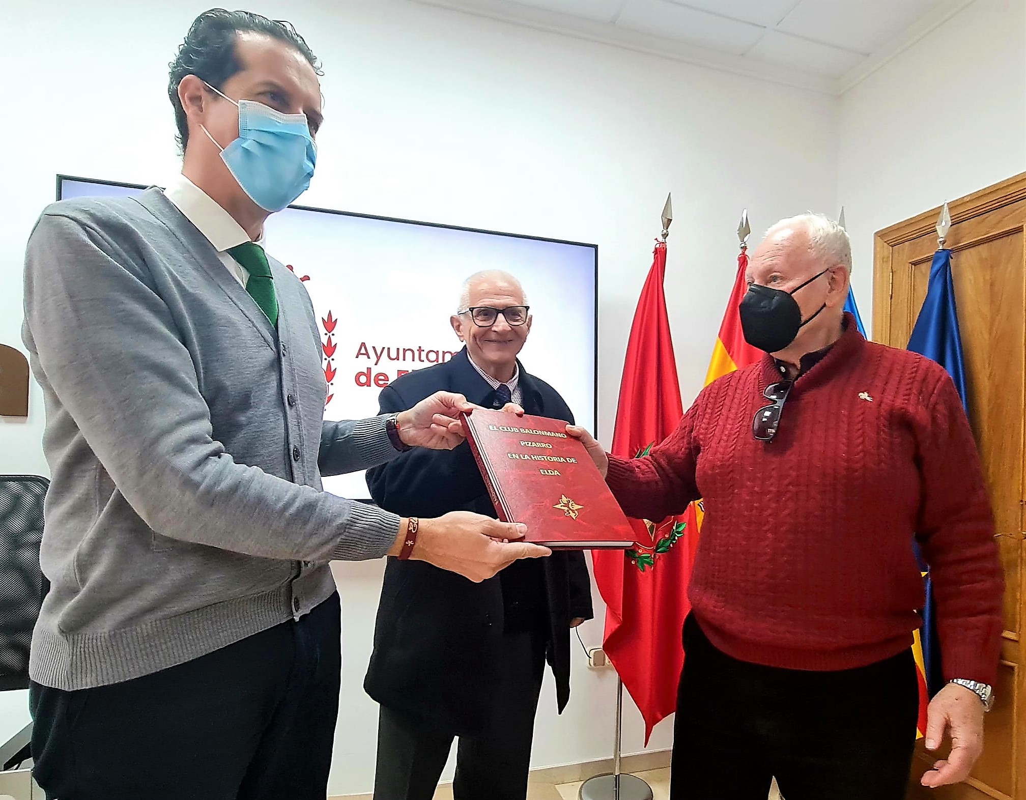 Un libro reúne la historia del Pizarro, club que dio origen a la implantación del balonmano en Elda