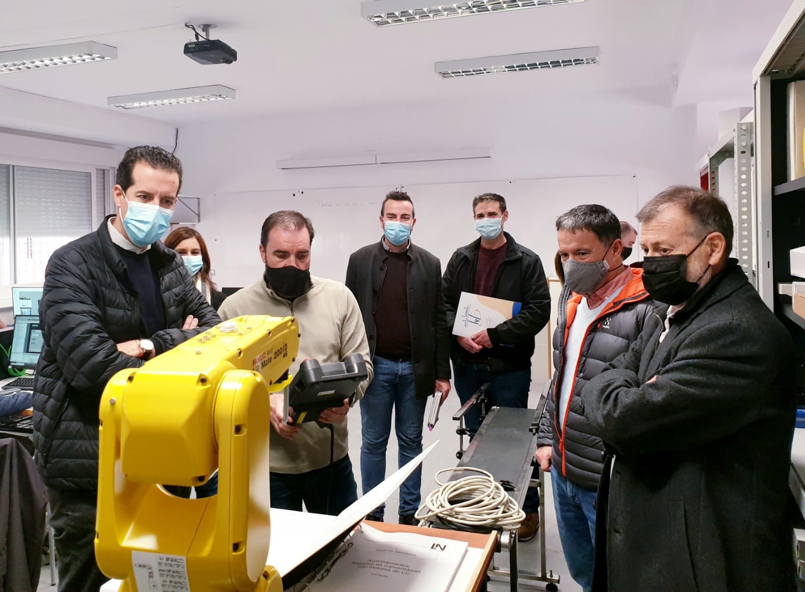 Elda da un nuevo paso en su apuesta por la digitalización del calzado con la incorporación de un nuevo robot para el Ciclo Formativo de Robótica Industrial del IES LA Torreta