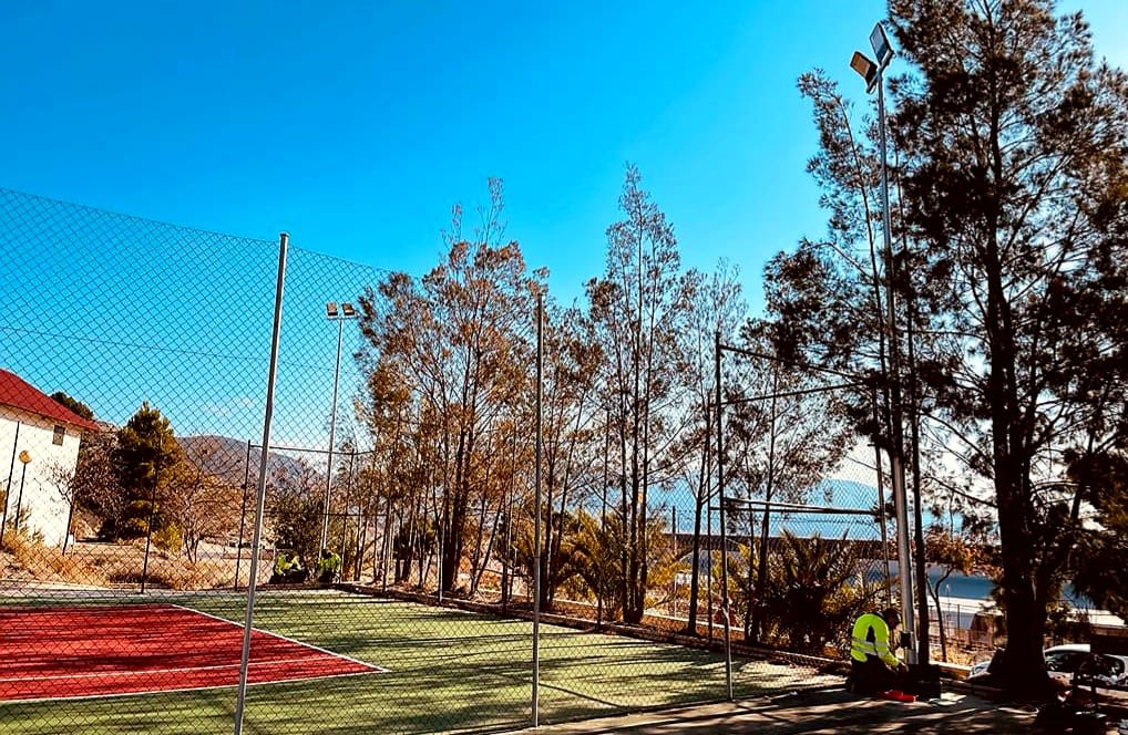 Servicios Públicos Sostenibles e Inversiones instala luz artificial en la única pista de tenis de San Crispín que no contaba con ella