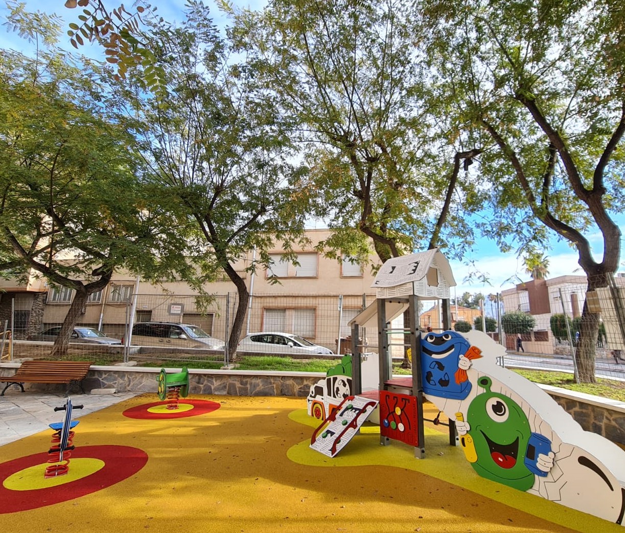 El Ayuntamiento de Elda finaliza las obras de remodelación de la plaza y los juegos infantiles situados en la avenida de las Acacias junto al ‘Edificio Chimo’