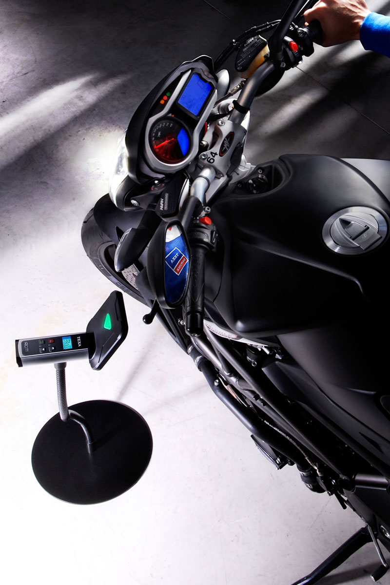 La Policía Local de Elda cuenta con un nuevo dispositivo para controlar la manipulación irregular de ciclomotores y motocicletas