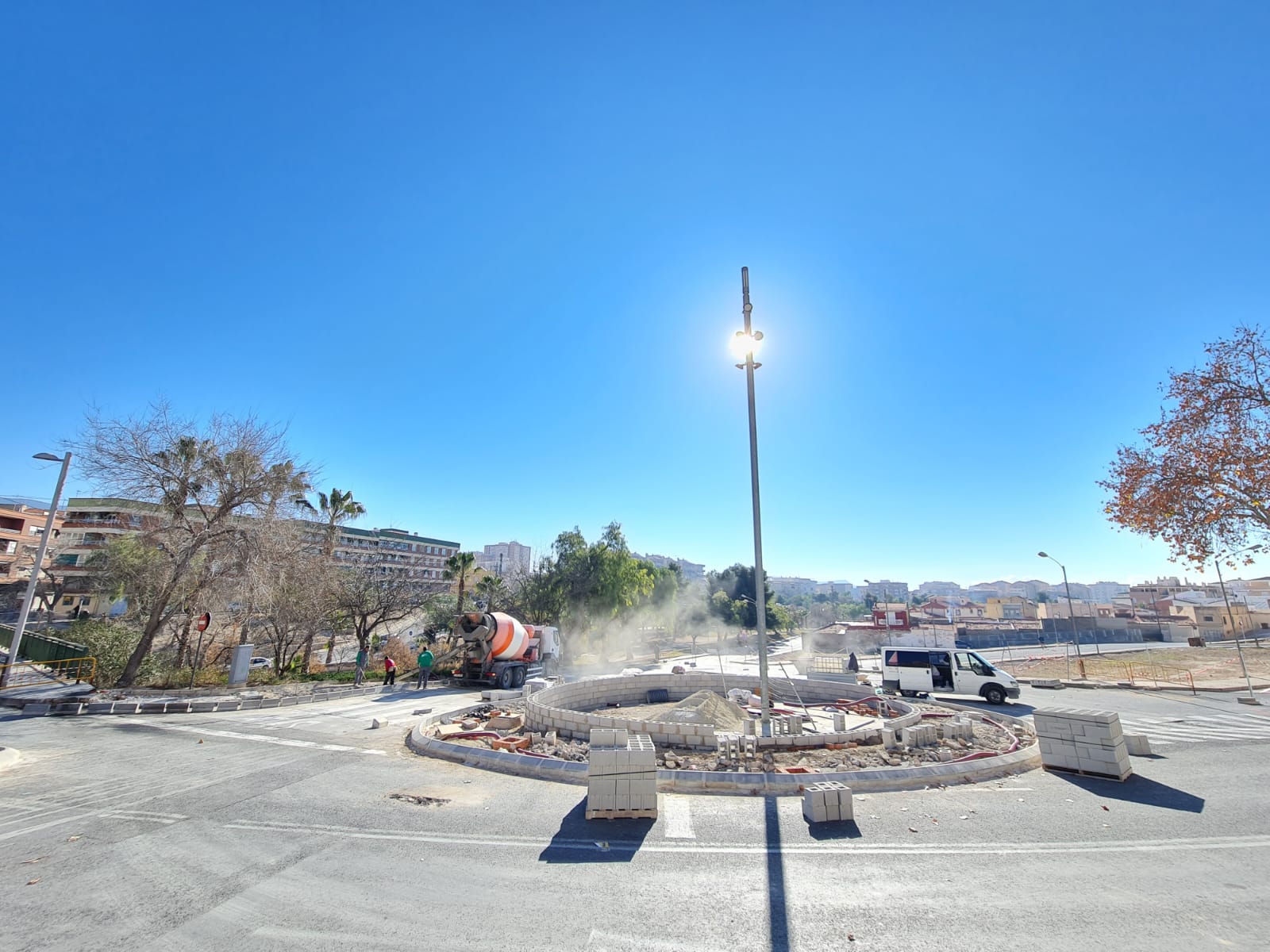 Las obras de la nueva glorieta de la Avda. de Monóvar marchan a buen ritmo y permitirán mejorar la conexión entre los barrios Virgen de la Salud y Molinos de Félix
