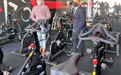 El Ayuntamiento de Elda moderniza la Piscina Cubierta Nacho Gil con la renovación de las salas anexas y la digitalización de la gestión interna y la atención al público