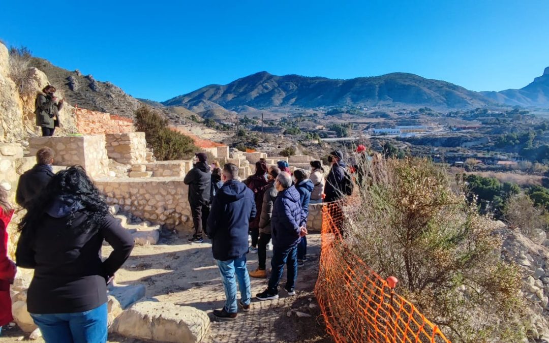 Elda retoma las visitas guiadas al yacimiento  de El Monastil para dar a conocer un enclave fundamental de su patrimonio histórico