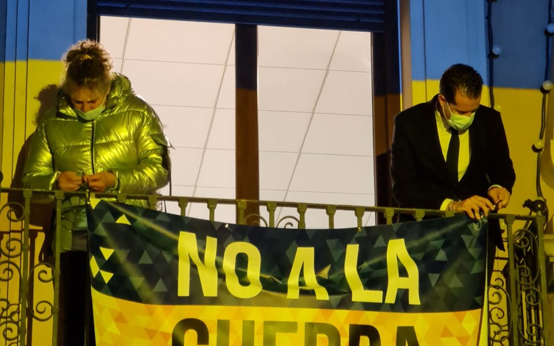 Cientos de eldenses se concentran en la Plaza de la Constitución para mostrar su solidaridad con el pueblo de Ucrania ante la agresión rusa