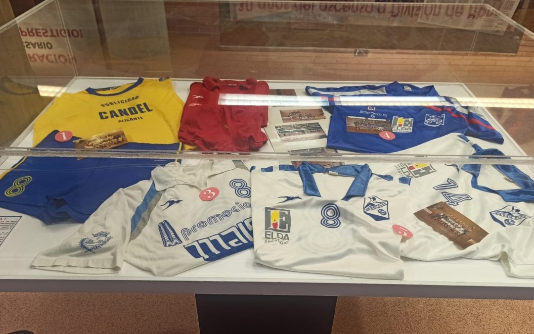 Inaugurada la exposición conmemorativa del 30 aniversario del ascenso del Club Balonmano Femenino Elda Prestigio a División de Honor