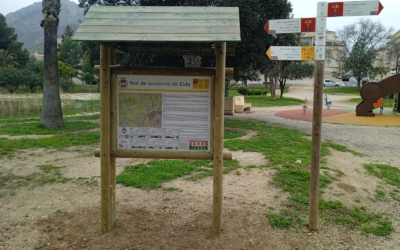 El Ayuntamiento de Elda renueva y actualiza la señalización del sendero que conecta los Jardines del Vinalopó con la cima de Bolón para adaptarlo a la homologación de la FEMECV