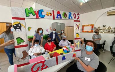 El alcalde de Elda visita al alumnado y a las personas mayores que participan en el  programa de conciliación ‘Aula de Respiro’