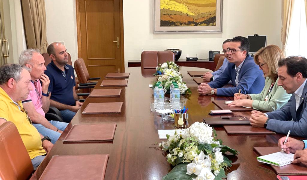 Rubén Alfaro se reúne con la subdelegada del Gobierno y el jefe provincial de Tráfico para trasladarles la solicitud de que Elda acoja un centro de exámenes del carné de conducir