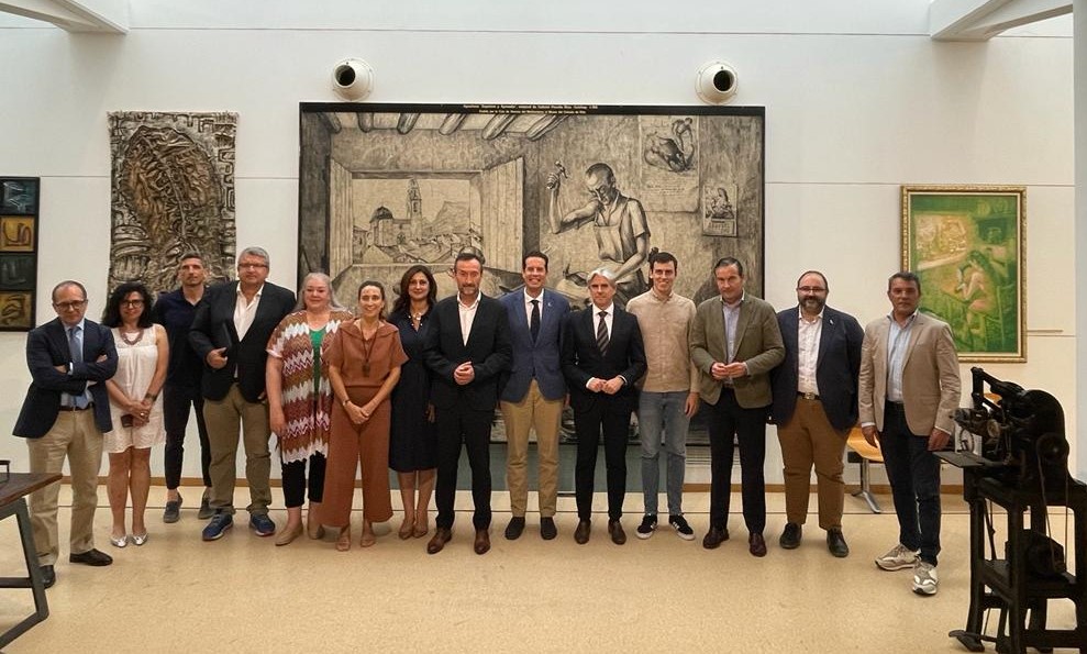 Rubén Alfaro defiende ante las Cortes Valencianas la calidad  del zapato eldense y el valor emocional de su industria del calzado