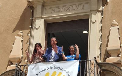 Elda se suma a la celebración del Día Nacional de la Lengua de Signos con la lectura de un manifiesto y la colocación de una pancarta en el balcón consistorial