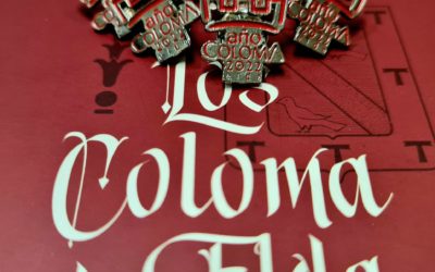 El Ayuntamiento de Elda repartirá insignias con el logo del Año Coloma en la Oficina de Turismo y en el quiosco de la Plaza Sagasta