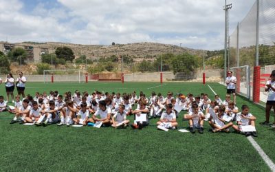 El alcalde de Elda clausura el Campus de la Fundación Real Madrid celebrado en La Sismat y en el que han participado 85 niños y niñas