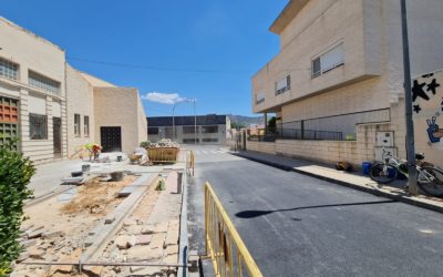 El Ayuntamiento de Elda interviene en las calle Francisco Laliga y La Parroquia para reparar las filtraciones de agua que producen daños en el pavimento de ambos viales