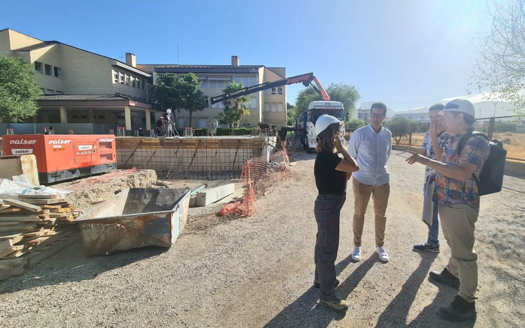 Las obras del Plan Edificant en el CEIP Antonio Machado avanzan a buen ritmo y la sustitución de luminarias y carpintería exterior estará finalizada antes del inicio de las clases
