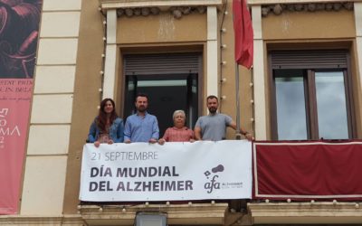 Elda conmemora el Día Mundial del Alzheimer con la lectura de un manifiesto y la colocación de una pancarta en el balcón consistorial