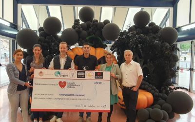 Las empresas presentes en el stand del Ayuntamiento de Elda en Alicante Gastronómica entregan el cheque con la recaudación del pack ‘Bocaicos 2022’