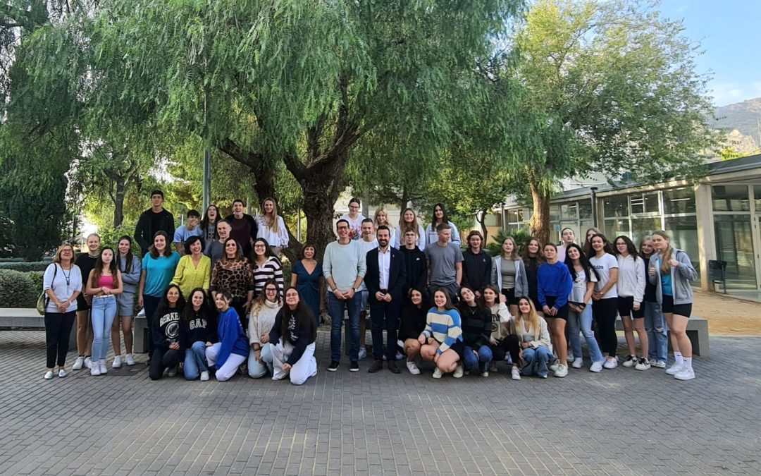 El alcalde de Elda da la bienvenida a un grupo de estudiantes alemanes que permanecerán durante una semana en el IES Monastil gracias al programa europeo de becas Erasmus