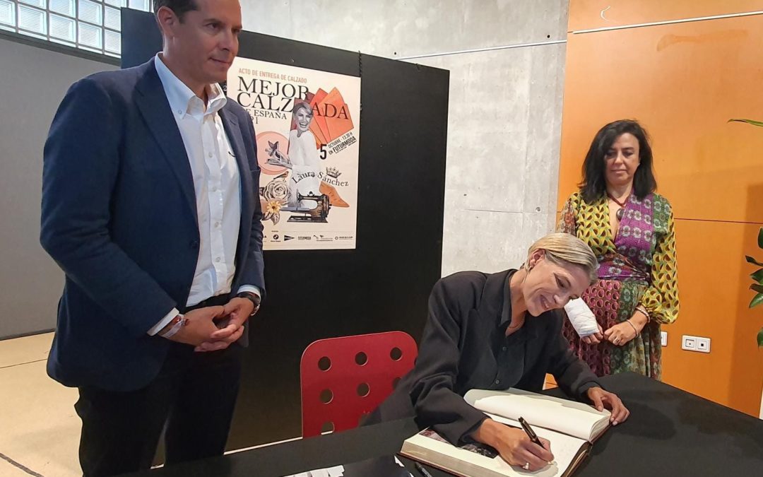 Laura Sánchez, Mejor Calzada de España 2021, regresa a Elda para visitar el Museo del Calzado y firmar en el libro de honor