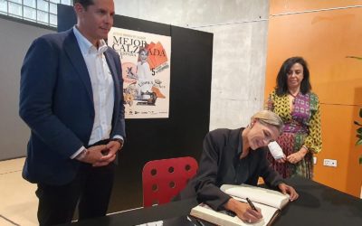 Laura Sánchez, Mejor Calzada de España 2021, regresa a Elda para visitar el Museo del Calzado y firmar en el libro de honor