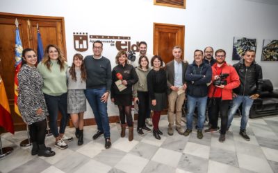 El alcalde de Elda brinda con los medios de comunicación y desea una Feliz Navidad a todos los y las profesionales de la información