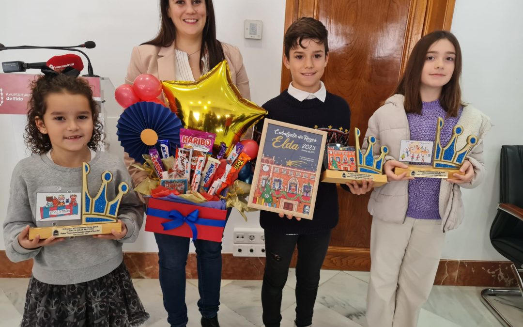 El Ayuntamiento de Elda entrega los premios al ganador y a las finalistas del concurso de dibujo del cartel de la Cabalgata Real 2023