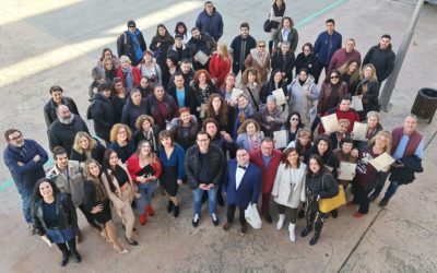 El alcalde de Elda entrega los diplomas a las personas que han participado en los diferentes programas de empleo y da la bienvenida a los que se incorporarán en 2023