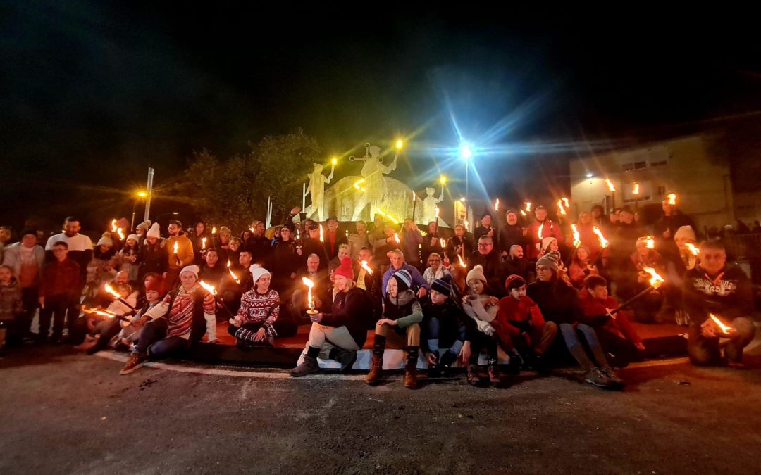 Una escultura en homenaje a la Bajada de Antorchas preside la nueva glorieta situada junto al Puente de la Avenida de Monóvar