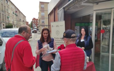 Los educadores ambientales del Ayuntamiento de Elda inician una campaña puerta a puerta para resolver dudas sobre la correcta separación de residuos en los domicilios