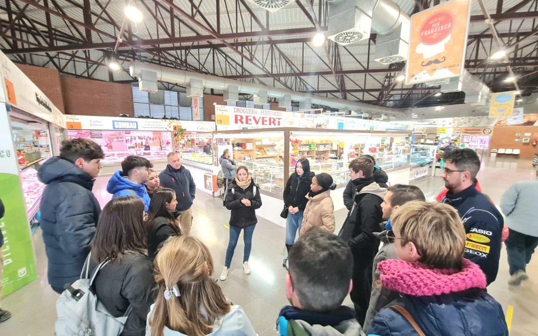 El Ayuntamiento de Elda y el CIPFP Valle de Elda firmarán un acuerdo para que el alumnado de la rama de Alimentación haga prácticas en los puestos de los Mercados Municipales de la ciudad