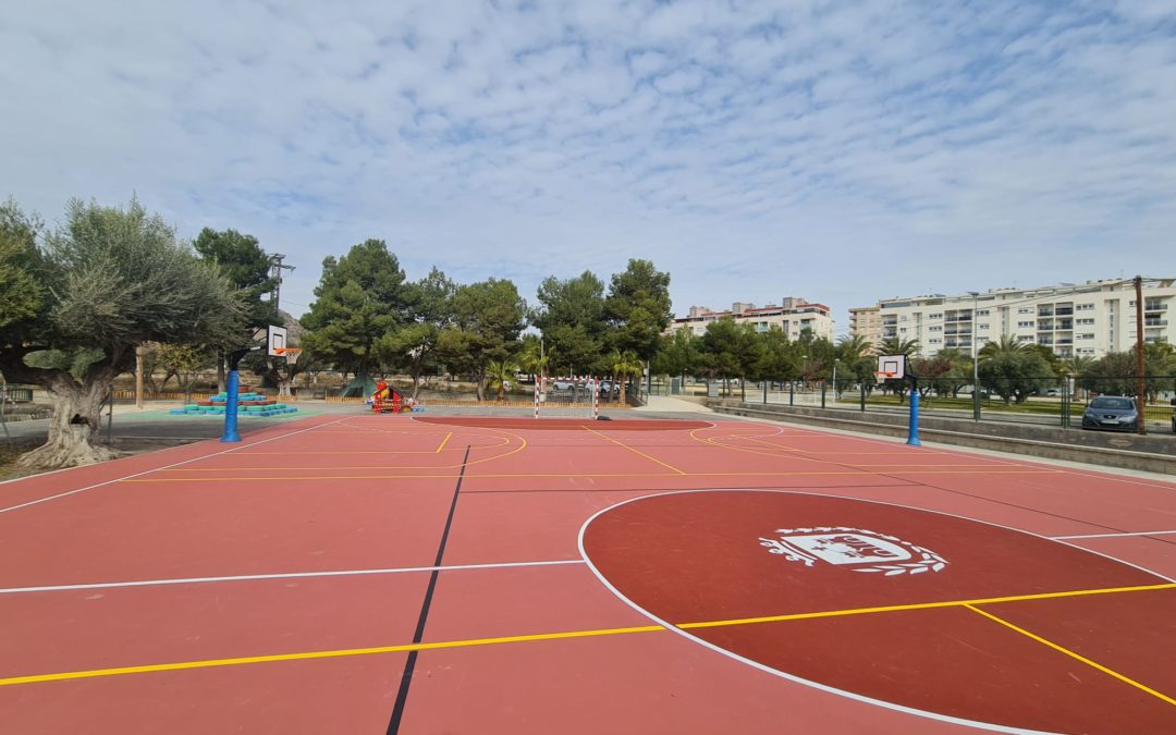 Avanzan a buen ritmo las obras de renovación de los patios, pistas deportivas y zonas de juego de diez centros educativos de Elda incluidas en el Plan Elda Renace II