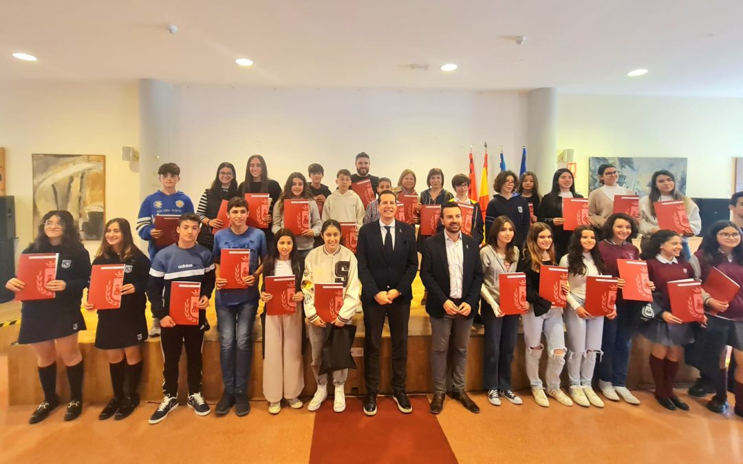 El alcalde Rubén Alfaro entrega los reconocimientos a los 30 alumnos y alumnas de Elda con los mejores expedientes académicos del curso 2021-22