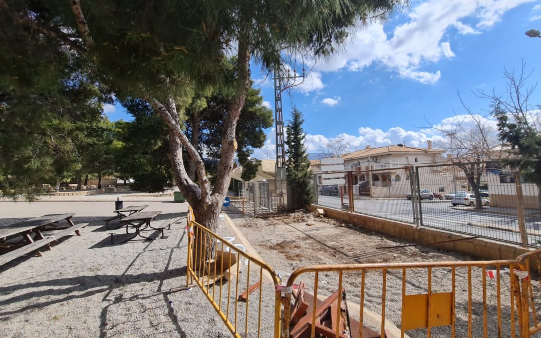 El Ayuntamiento de Elda inicia los trabajos para la rehabilitación del módulo de aseos, el pavimento y diferentes elementos públicos del parque de San Crispín