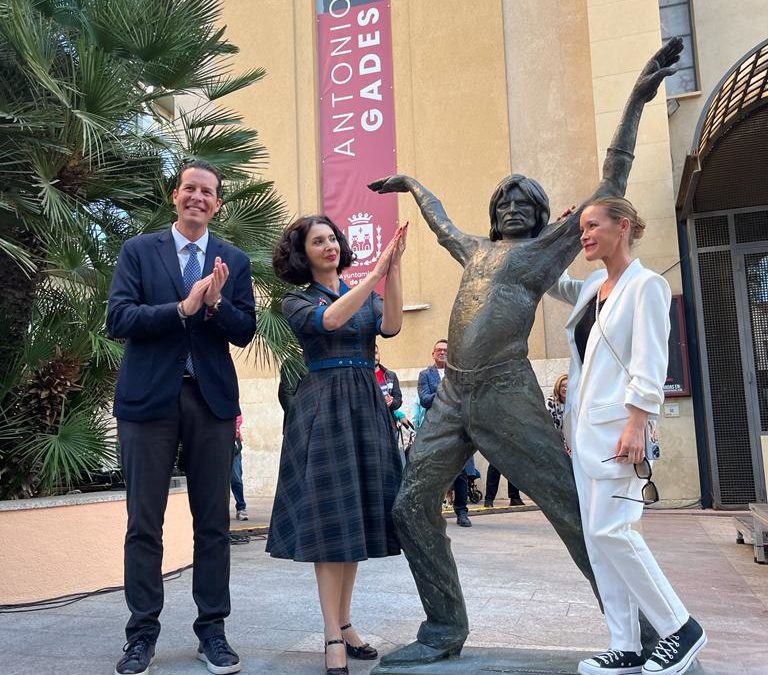 Elda reconoce la trayectoria de Antonio Gades con una escultura de bronce que preside desde hoy la entrada al Teatro Castelar