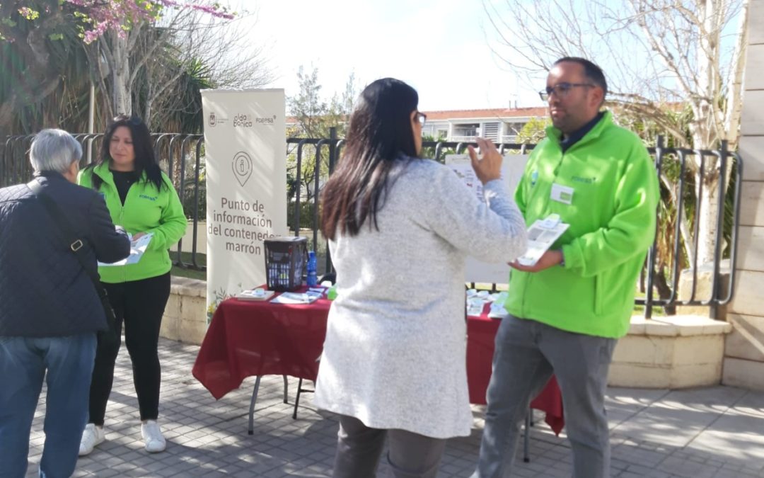 Los educadores ambientales del Ayuntamiento de Elda visitan más de 5.000 hogares durante la campaña ‘puerta a puerta’, que continuará por el resto de la ciudad después de Semana Santa