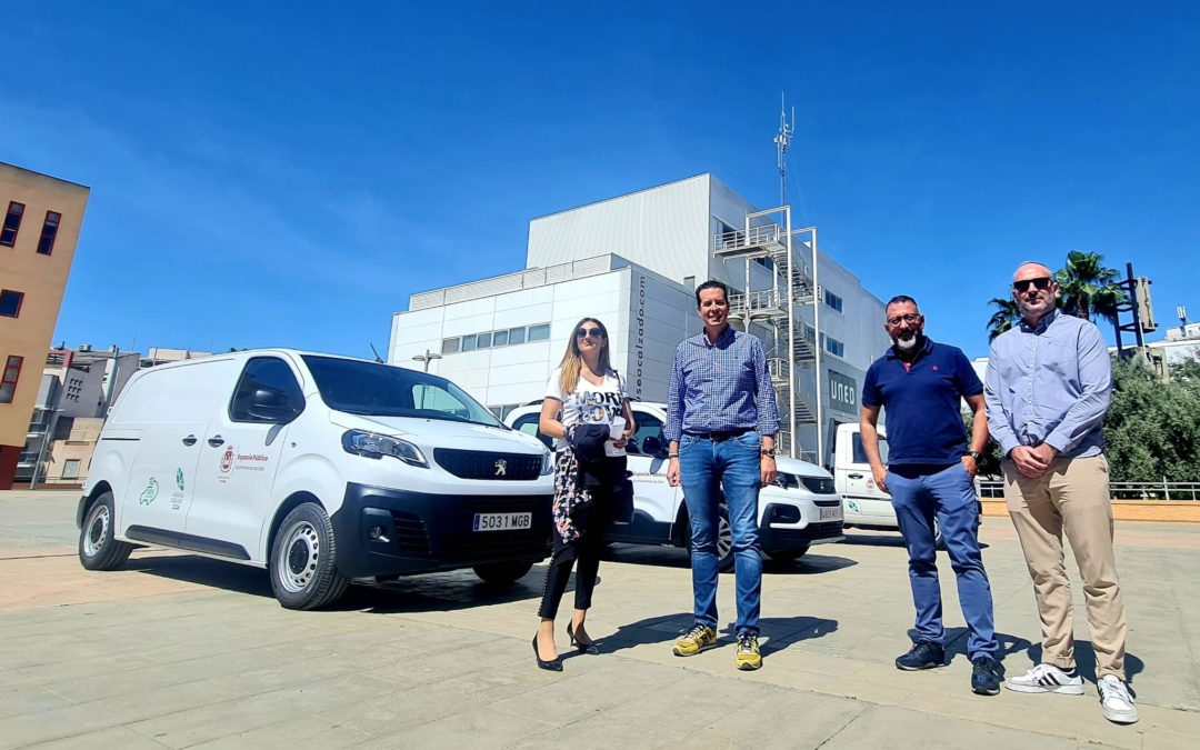 El Ayuntamiento de Elda incorpora tres nuevos vehículos, dos de ellos totalmente eléctricos, para renovar la flota de la brigada de Servicios