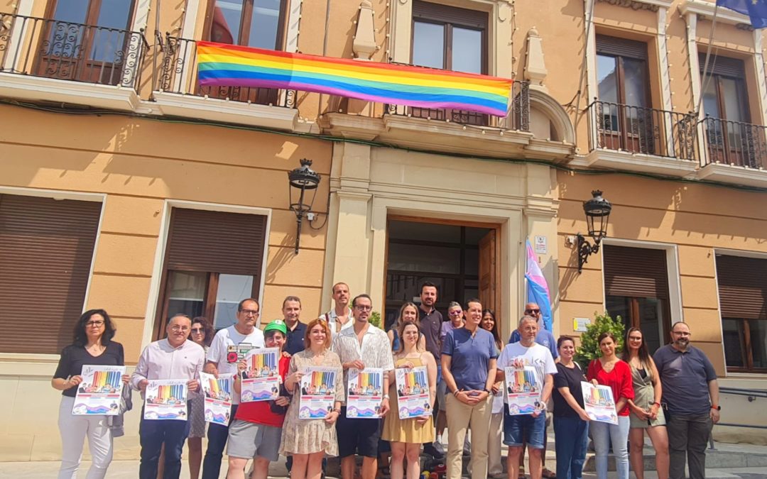 Elda se suma al Día Internacional del Orgullo con la colocación de la bandera arco iris en el Ayuntamiento y la lectura de un manifiesto en defensa de los derechos del colectivo LGTBIQ+