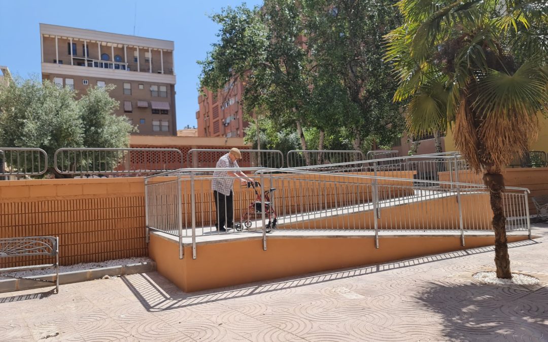 El Ayuntamiento de Elda mejora la accesibilidad y crea una nueva zona de juegos infantiles en la plaza situada junto al Instituto Nacional de la Seguridad Social de la calle Manolita Candel