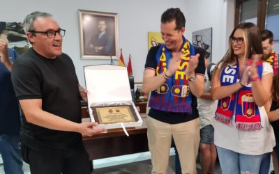 El alcalde Rubén Alfaro recibe a la plantilla, técnicos y directiva del Deportivo Eldense para felicitarles por el histórico ascenso a Segunda División
