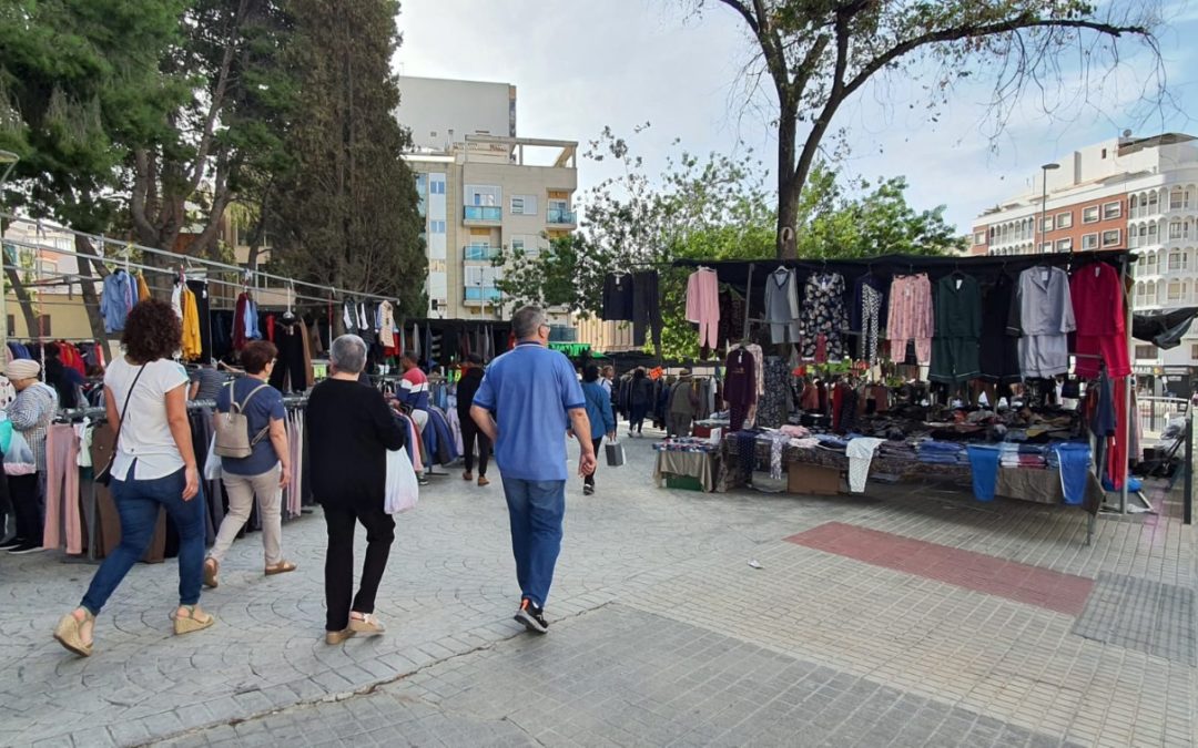 El Ayuntamiento de Elda y Fobesa diseñan un nuevo protocolo de limpieza en los mercadillos para proteger y garantizar la seguridad de los trabajadores durante las olas de calor