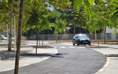 El Ayuntamiento de Elda abre un nuevo vial con zonas de aparcamiento y arbolado que conecta la avenida de Ronda y la avenida de las Agualejas