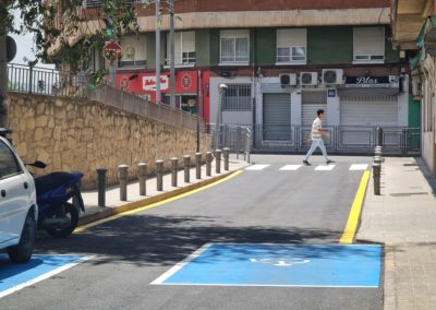El Ayuntamiento de Elda mejora la accesibilidad y el asfalto de la calle Manuel Morales, en el barrio de Caliu, para aumentar la seguridad de los peatones ante los vehículos