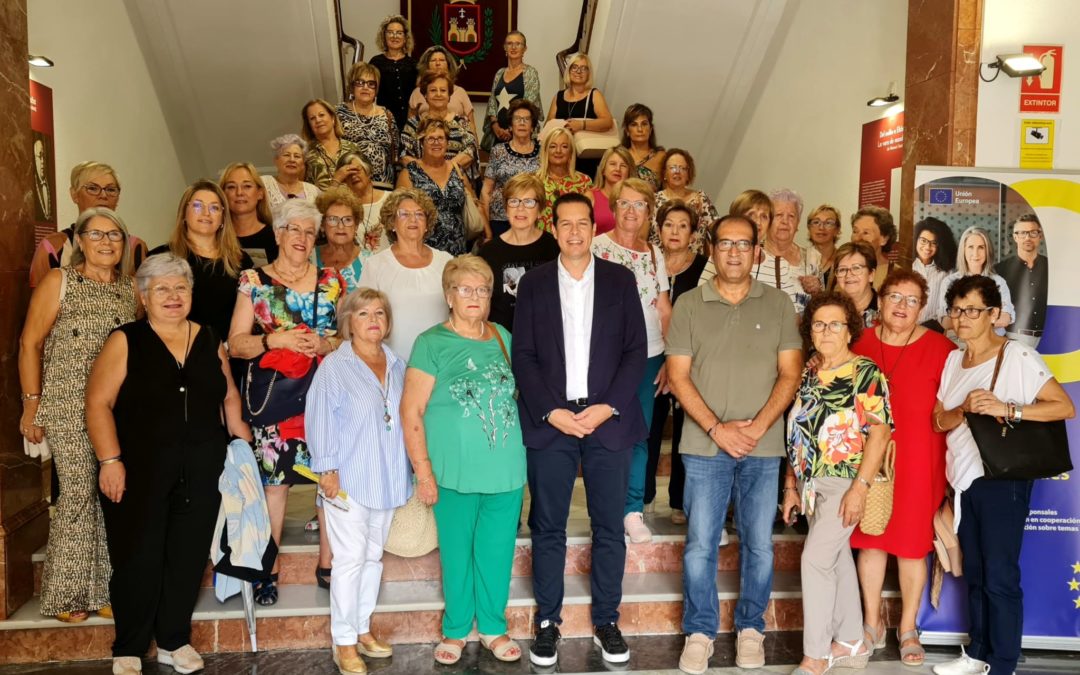 El alcalde Rubén Alfaro da la bienvenida a un grupo de mujeres de toda la provincia que asisten a la celebración del 40 aniversario de la Asociación de Amas de Casa de Elda